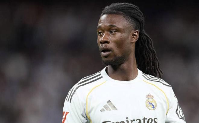 欧冠出局的情绪未平息，卡马文加在对阵阿拉维斯的比赛中被嘘